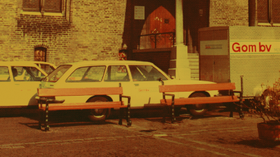 Gedateerde auto's uit de jaren zeventig in beeld