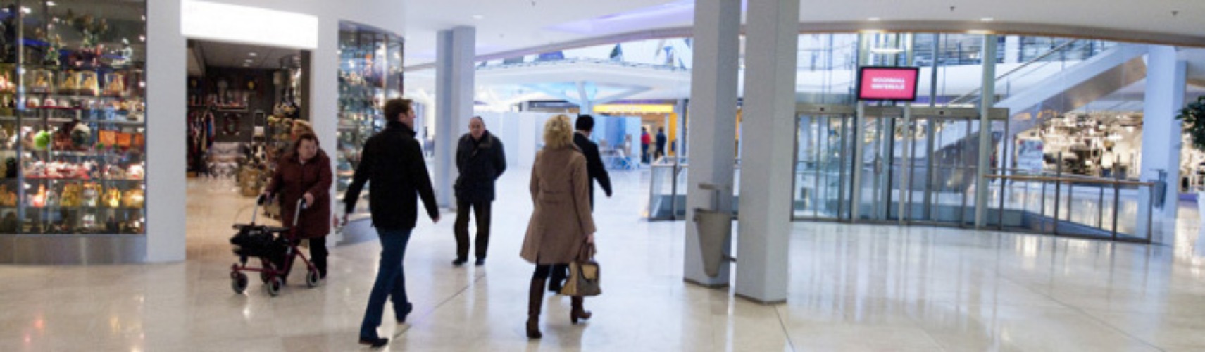 Modern winkelcentrum met uiteenlopende winkels verzorgd en tip-top