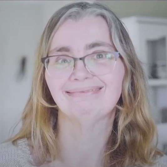 Vrouw met bril kijkt in de camera