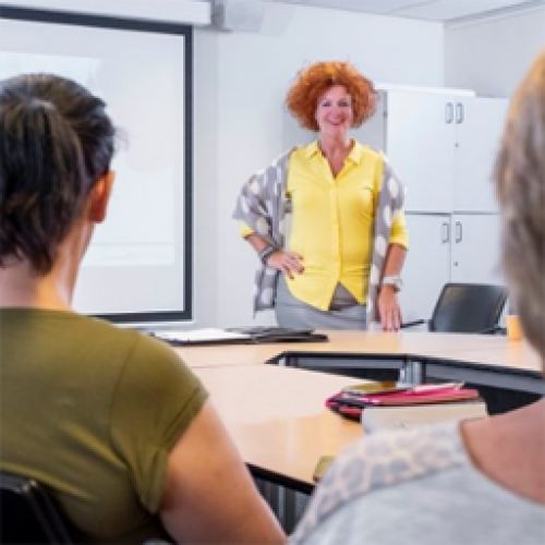 Brigitte Silvis van GOM geeft training over Hostmanship aan medewerkers