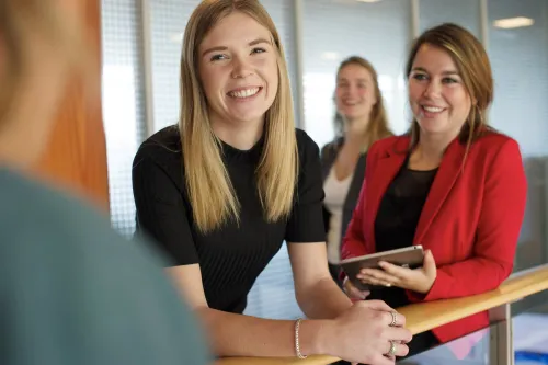 Hoe we werken - lachende collega's