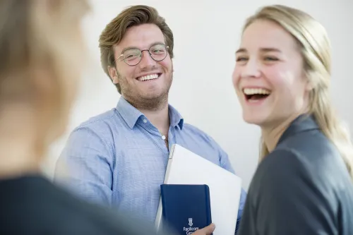 Hoe we werken - lachende collega's