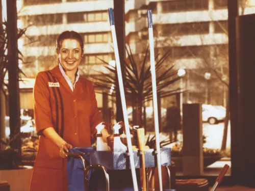 Vrouw met schoonmaakkar Gom Geschiedenis