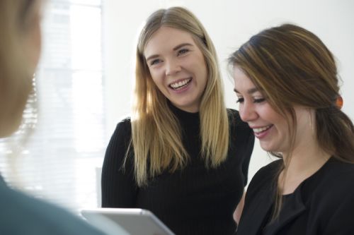 Twee trainees die kijken op tablet