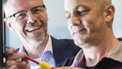 Twee ervaren collega's zijn elkaar nabij , hand op schouder Twee ervaren collega's zijn elkaar nabij , hand op schouder