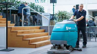 Dweilmachine in een openbaar gebouw Dweilmachine in een openbaar gebouw