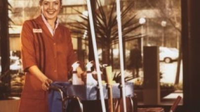 Schoonmaakster met materialen in 1974 Schoonmaakster met materialen in 1974