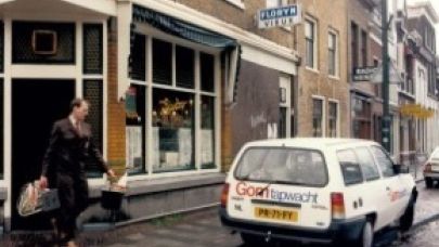 Medewerker en auto van Tapwacht voor de deur van horeca gelegenheid Medewerker en auto van Tapwacht voor de deur van horeca gelegenheid
