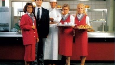 Catering medewerkers in outfit van 1986 in een bedrijfskantine