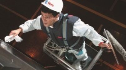 Schoonmaakmedewerker anno 1989 aan het werk met reinigen ramen buitenzijde gebouw Schoonmaakmedewerker anno 1989 aan het werk met reinigen ramen buitenzijde gebouw