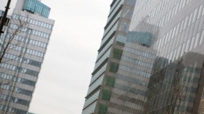 Kantoor torens met buitengevel van spiegelglas Kantoor torens met buitengevel van spiegelglas