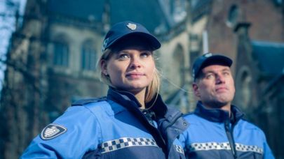 Twee handhavers in uniform Twee handhavers in uniform