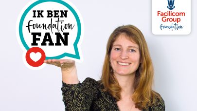 Een dame houdt haar hand op met daarop staand het embleem 'Ik ben Foundation Fan' Een dame houdt haar hand op met daarop staand het embleem 'Ik ben Foundation Fan'