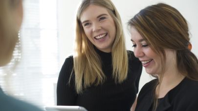 Twee trainees die kijken op tablet Twee trainees die kijken op tablet