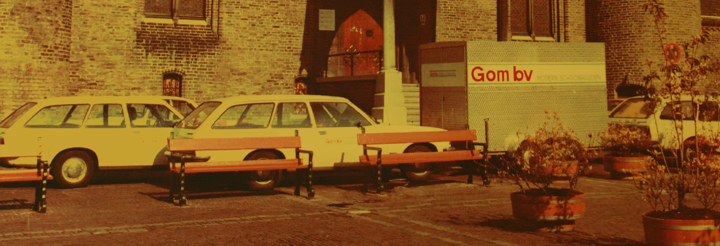 Gedateerde auto's uit de jaren zeventig in beeld