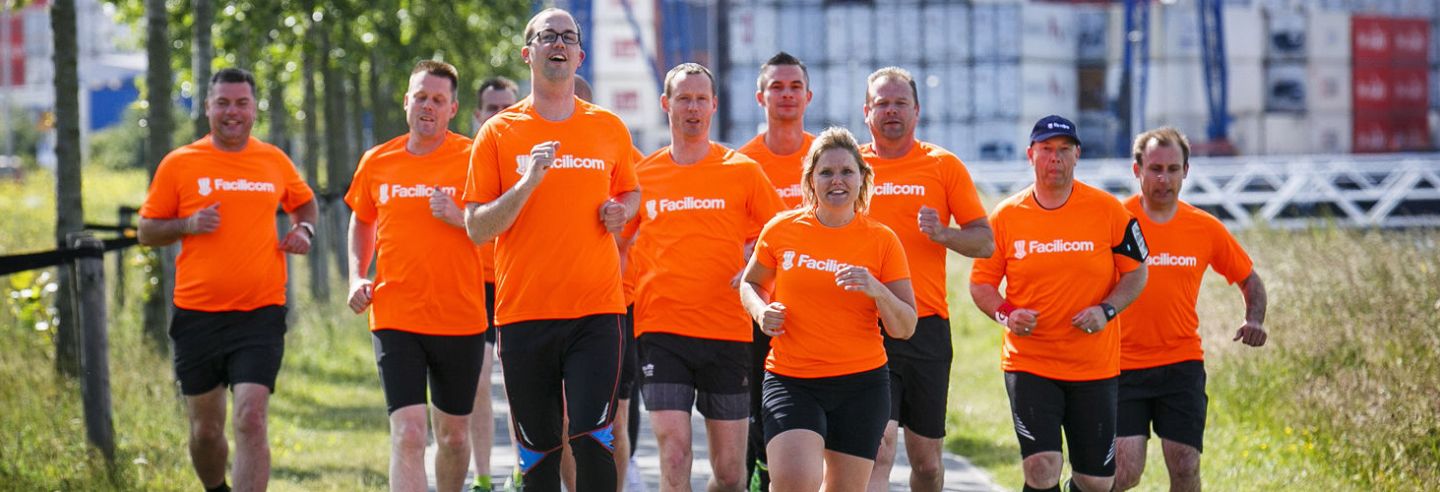 Hardlopende collega's in oranje t-shirts