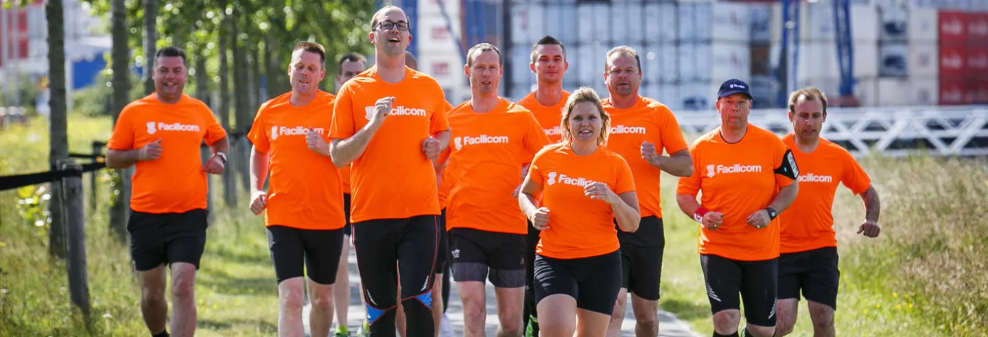 Hardlopende collega's in oranje t-shirts