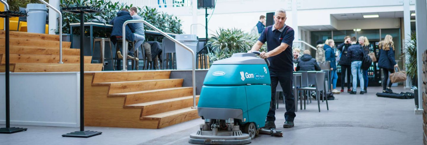 Dweilmachine in een openbaar gebouw