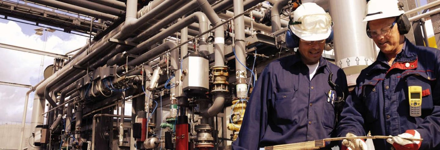 Werkers in de industriële sector met veilige en beschermende kleding