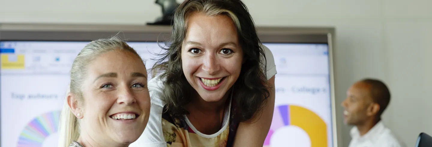 Collega's naast elkaar bekijken de jaarcijfers