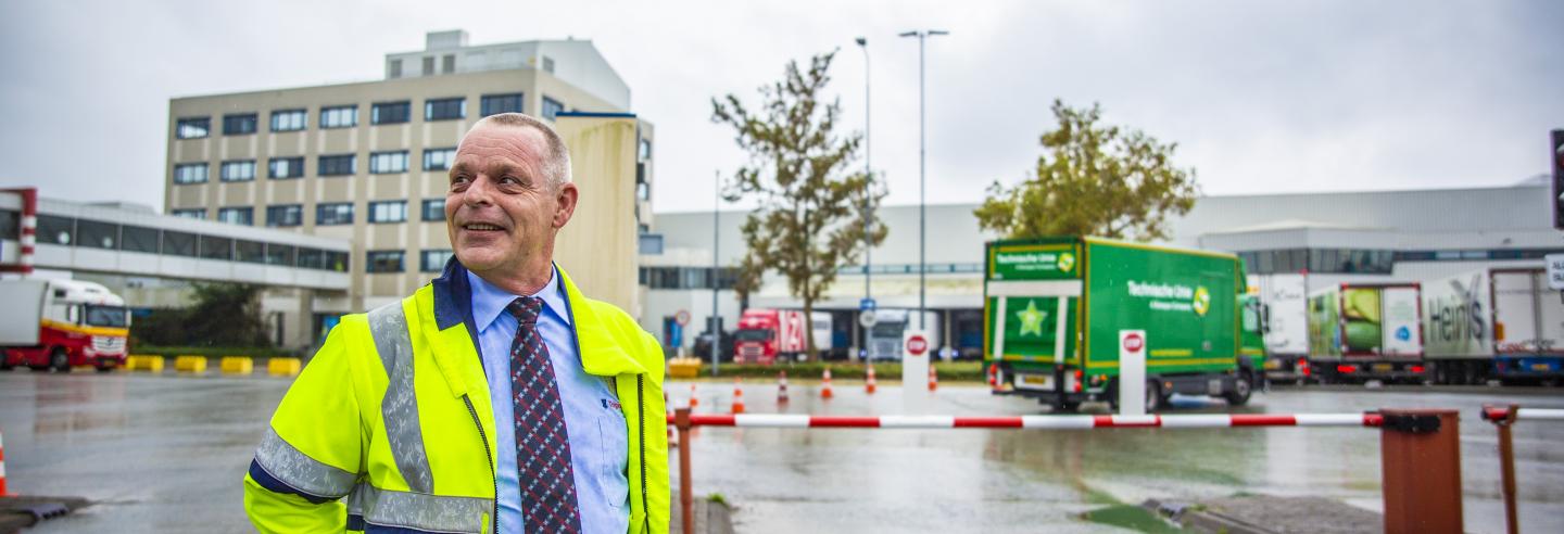 Mannelijke beveiliger van Trigion staat in uniform voor de ingang van Rotterdam The Hague Airport