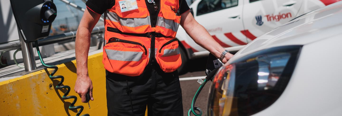 Trigionmedewerker bij elektrische auto