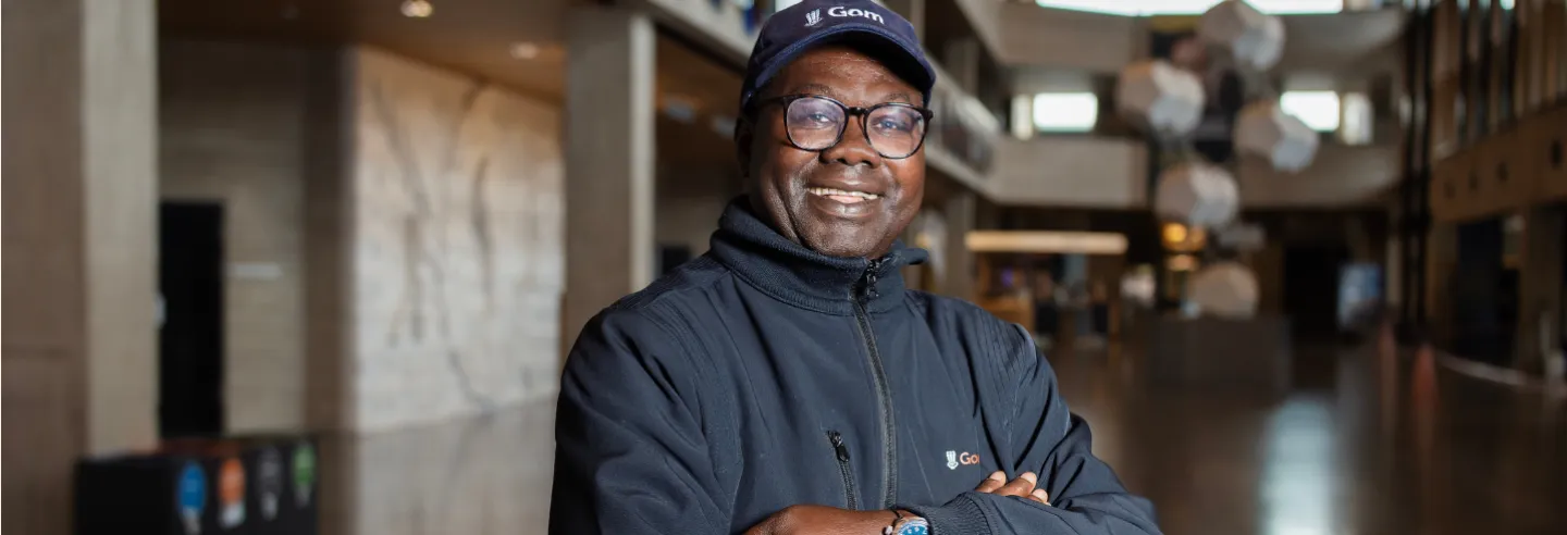 Abeïdy heel gelukkig in zijn werkkleding 