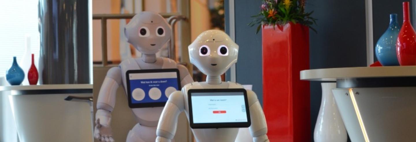 Onze Robot Sofia dit gasten ontvangt op het hoofdkantoor. Sofia heeft een tablet op buik.