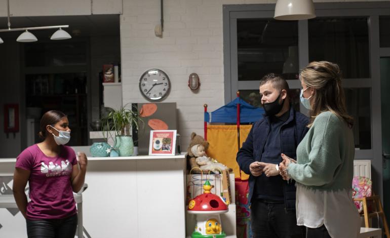 Diede Smit in gesprek met twee medewerkers van Stichting Grote Broer