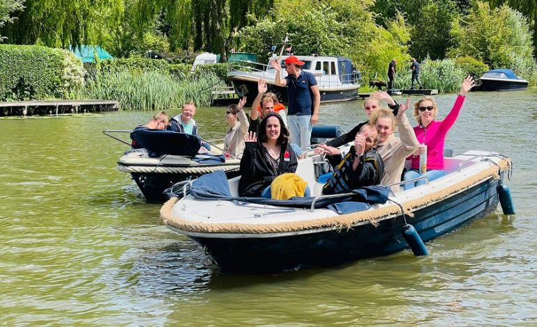 Uitdaging 2022 - Lingenhof 1 Groepsfoto in een bootje tijdens de Uitdaging 2022