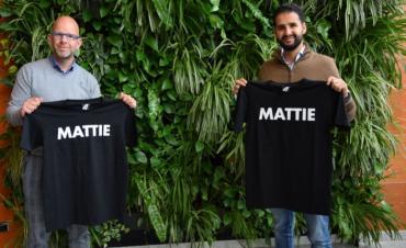Twee buitengewone collega's met in hun hand een 'mattie' t-shirt