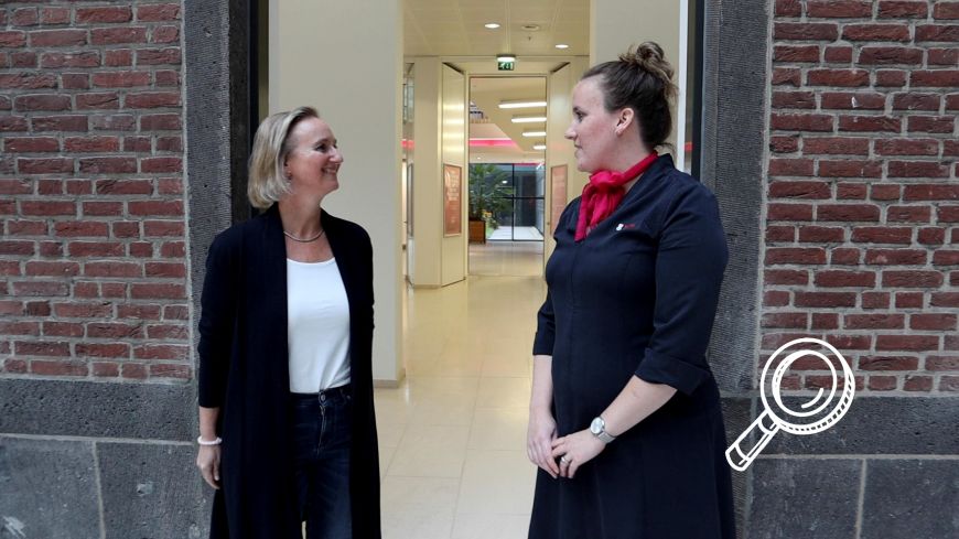 Maartje in gesprek met collega tijdens de Week van het Werkgeluk