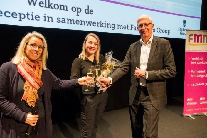 Een toast op de nieuwjaarsborrel door medewerkers van FMN en Facilicom Group