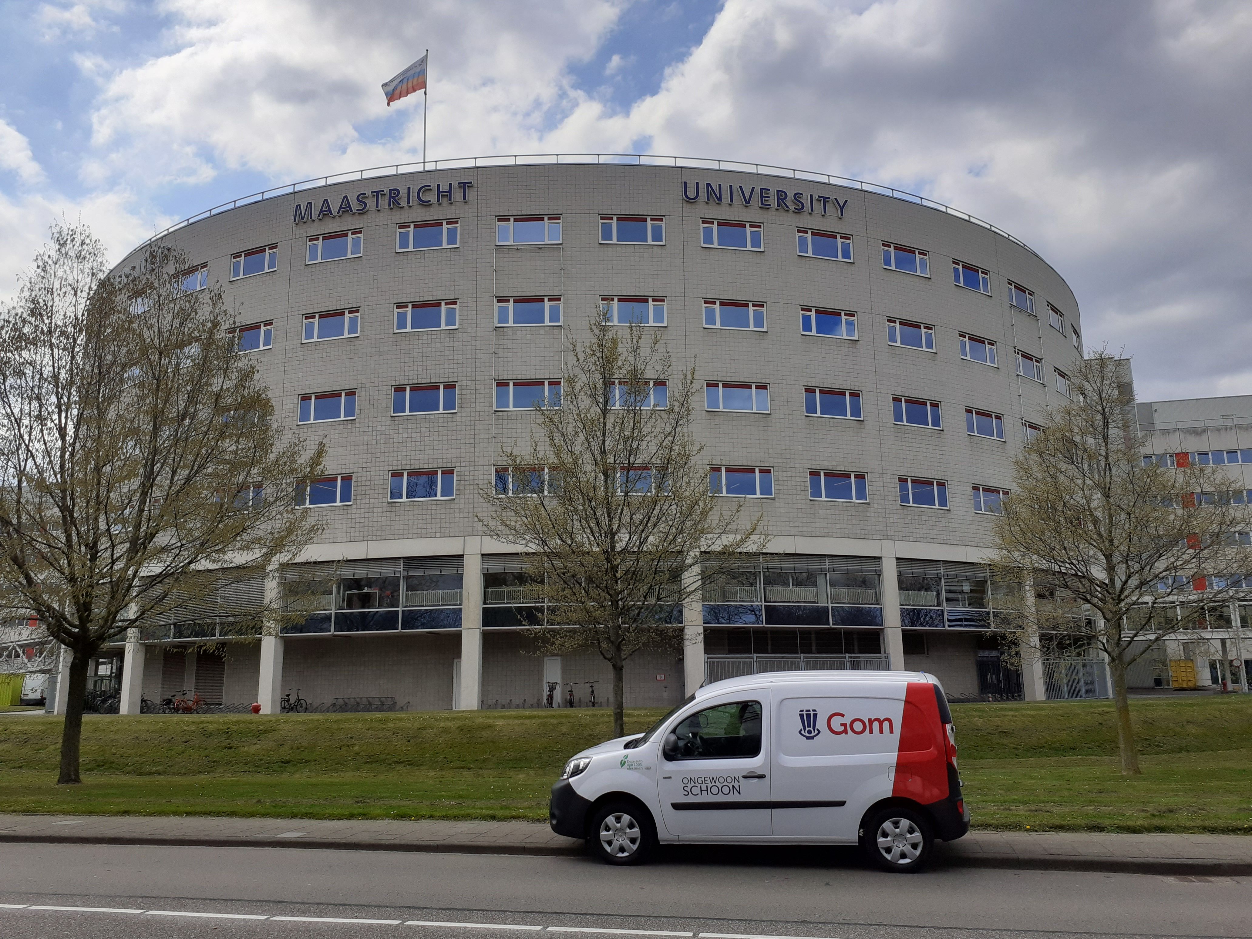 Groene auto op locatie Universiteit Maastricht