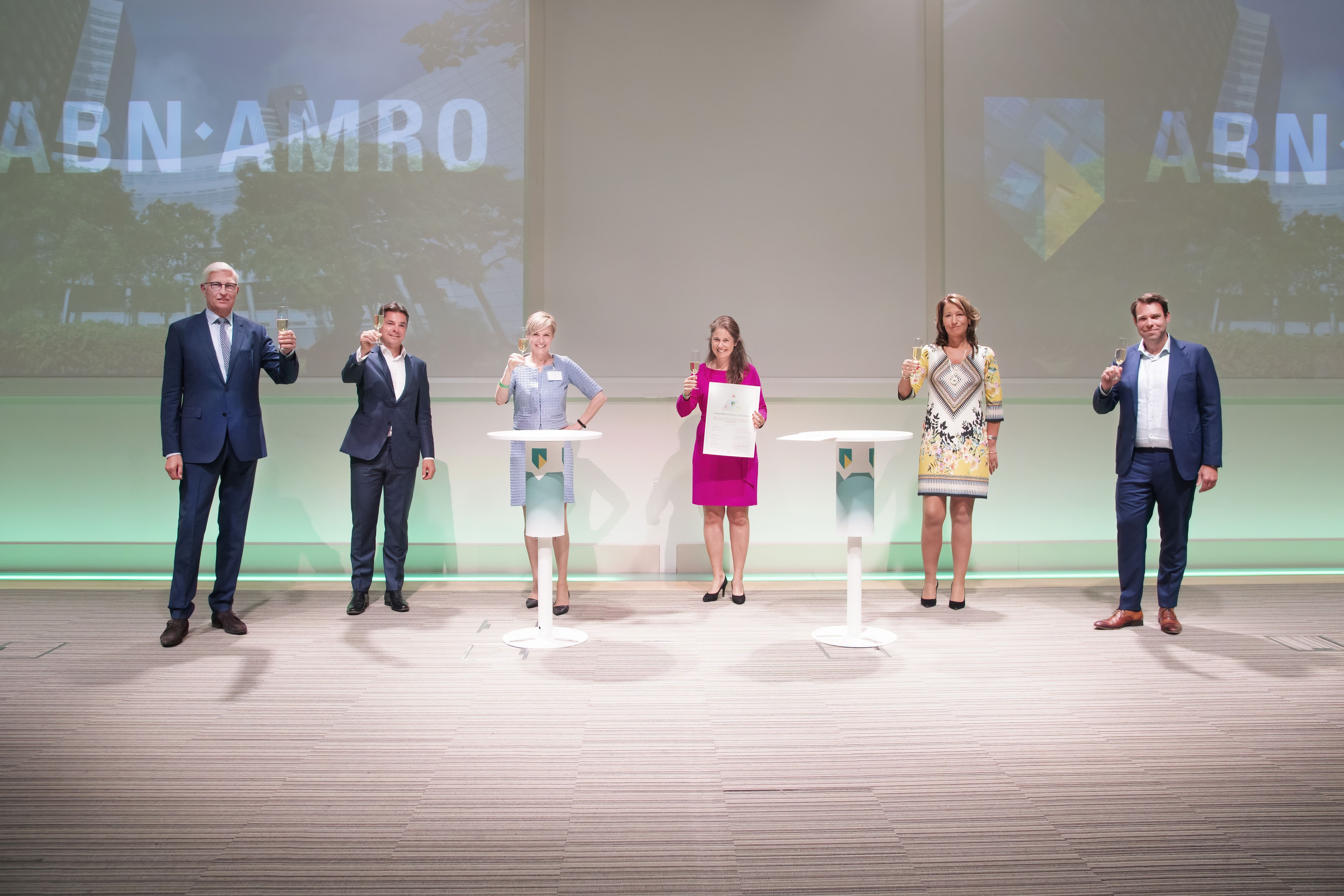 Vertegenwoordigers van ABN AMRO en Facilicom heffen het glas op de samenwerking 