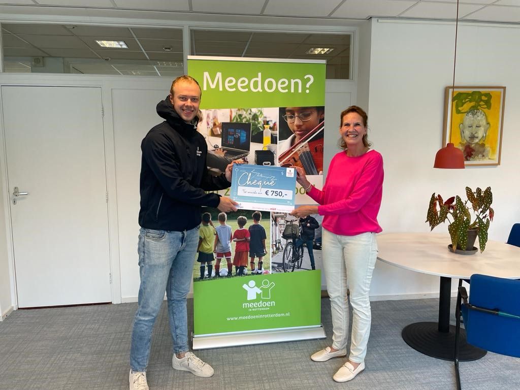 Uitreiking cheque meedoen in Rotterdam