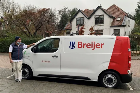 Esmo Santoro poseert naast de elektrische Toyota Proace, de nieuwe bedrijfsbus van Breijer.