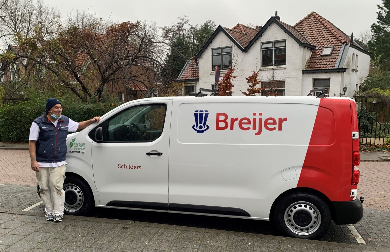 Esmo Santoro poseert naast de elektrische Toyota Proace, de nieuwe bedrijfsbus van Breijer.