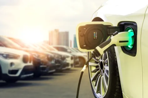 Elektrische auto die wordt opgeladen