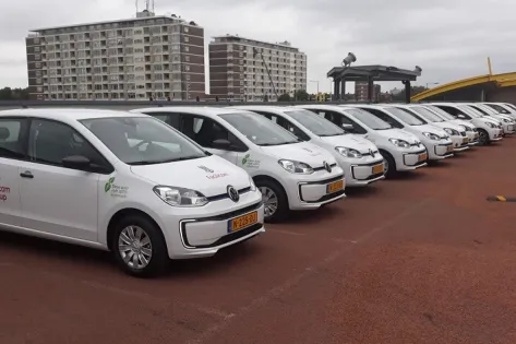 een rij elektrische auto's van Facilicom Group staan op het parkeerdak van Facilicom