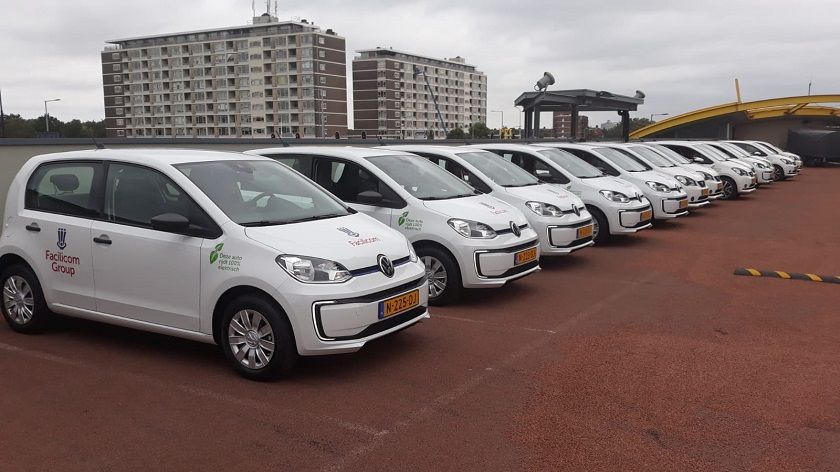 een rij elektrische auto's van Facilicom Group staan op het parkeerdak van Facilicom