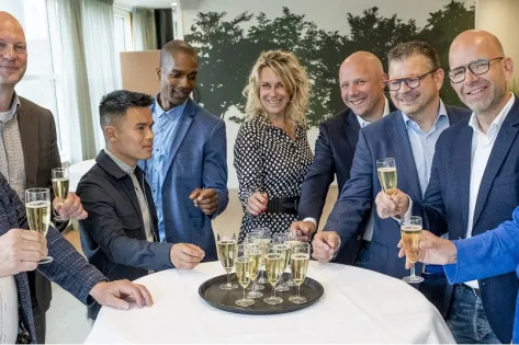 Facilicom, UWV en Landelijk Werkgeversservicepunt heffen glas op samenwerking.