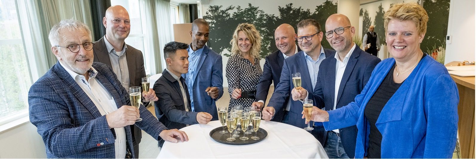 Facilicom, UWV en Landelijk Werkgeversservicepunt heffen glas op samenwerking.