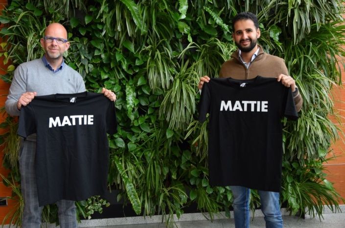 Twee buitengewone collega's met in hun hand een 'mattie' t-shirt